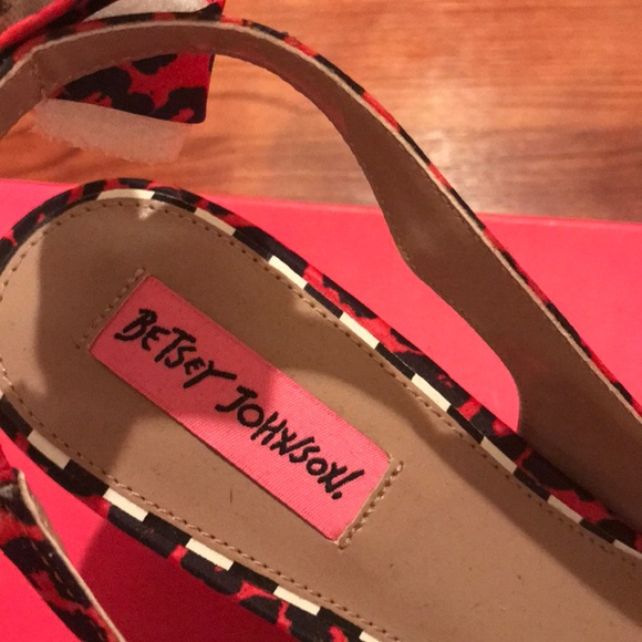 Betsey Johnson Pink Leopard Heels with Bow - Picture 3 of 9